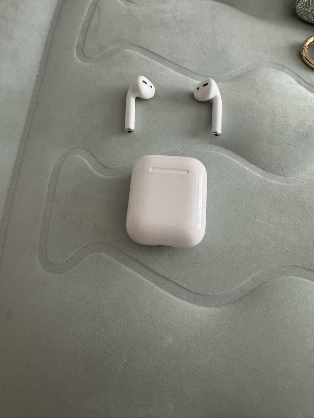 Apple White Wireless Earbuds with White Charging Case